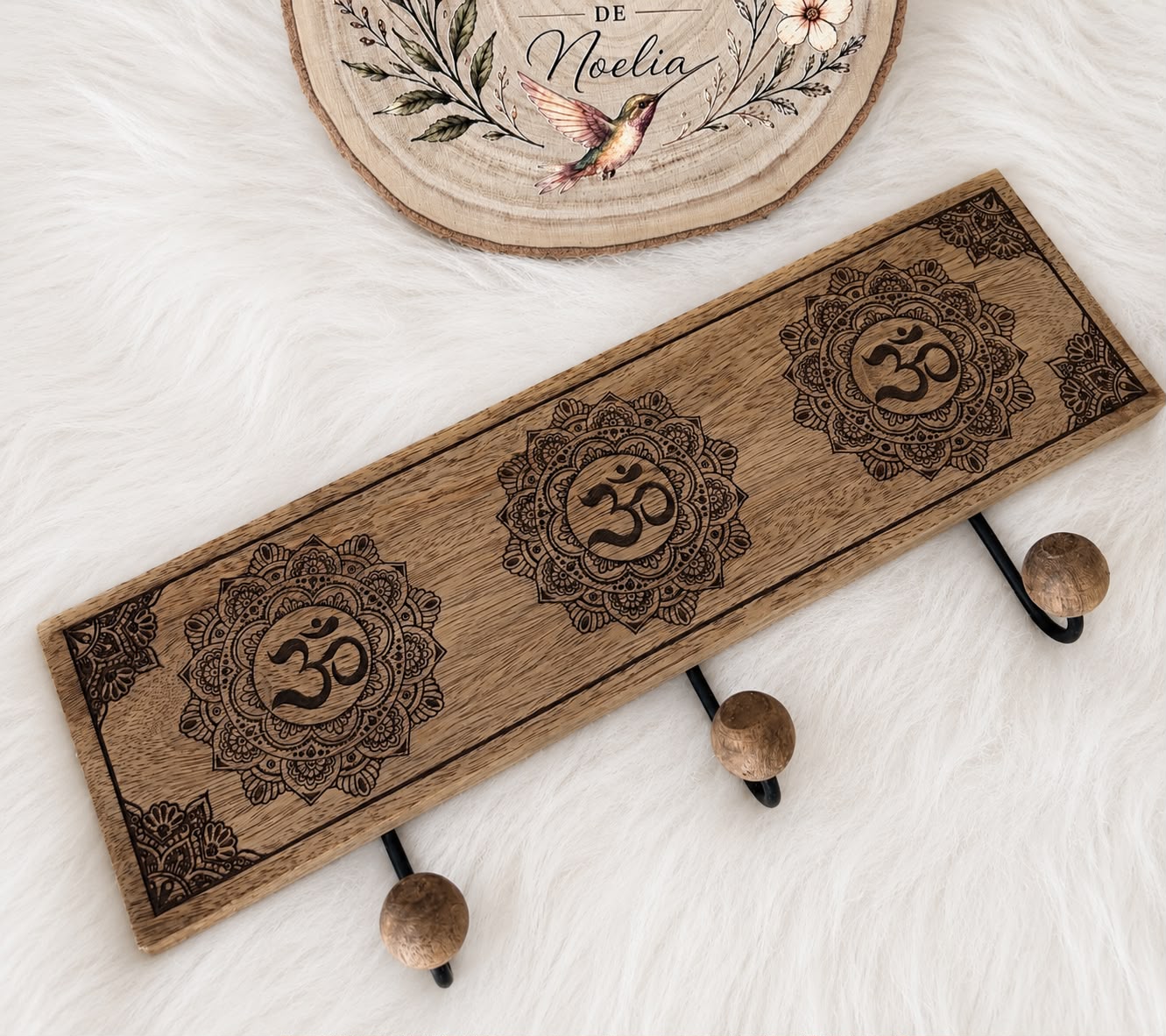 Perchero Pared Madera OM-Diseño Tallado en Marrón